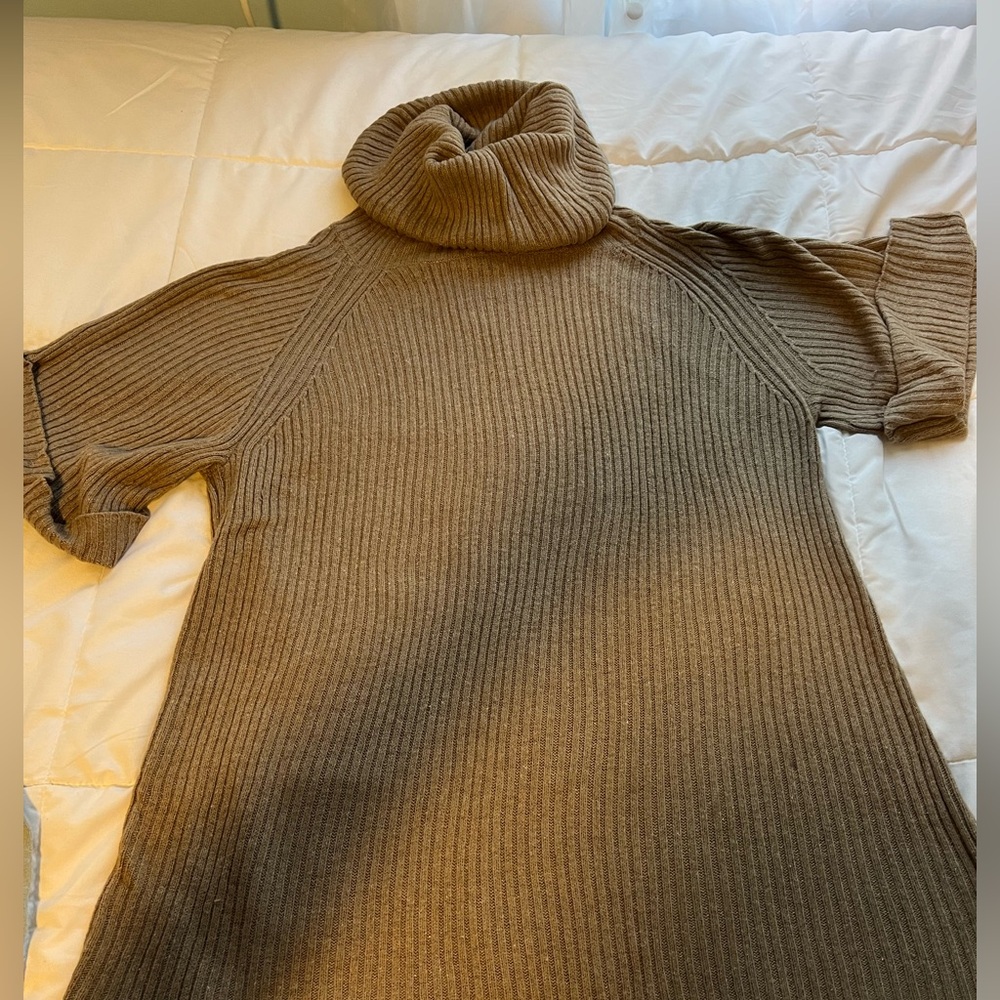 Ann Taylor LOFT Women’s light brown camel short sleeve turtleneck sweater